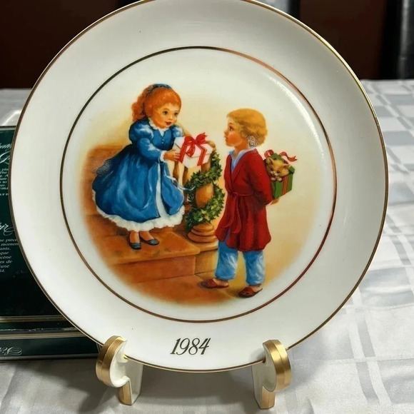 1984 AVON 9” PORCELINE 22 K  gold trim! EXCELLENT CONDITION. JOY OF GIVING - Picture 1 of 11